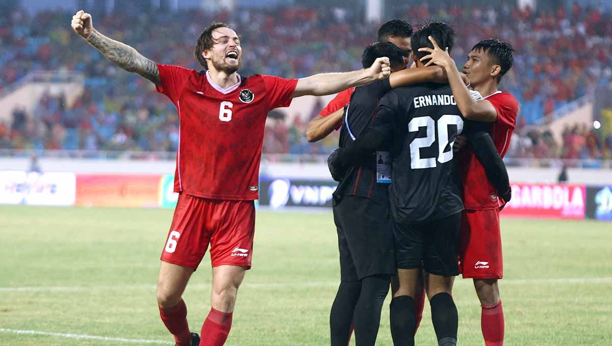 Pemain Indonesia Marc Klok melakukan selebrasi setelah mencetak gol penalti untuk memenangkan adu penalti perebutan medali perunggu Indonesia vs Malaysia di Stadion Nasional My Dinh - Hanoi, Vietnam 2022. Foto: REUTERS/Chalinee Thirasupa Copyright: © REUTERS/Chalinee Thirasupa