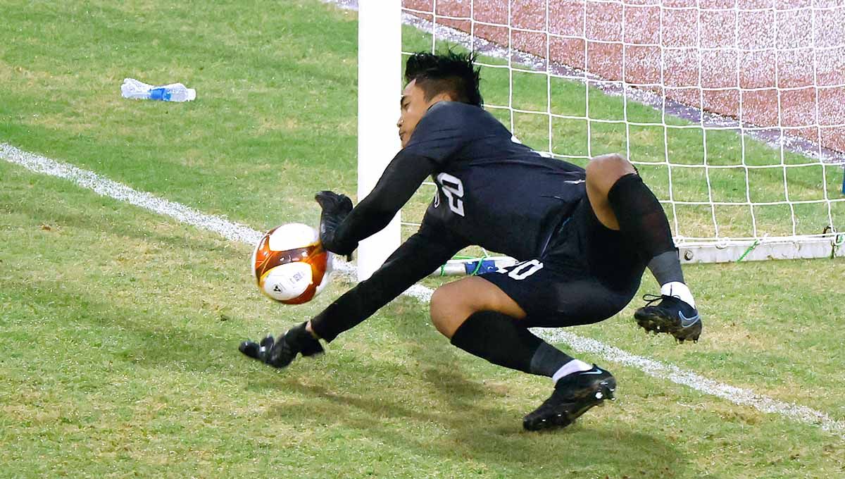 Aksi kiper Timnas Indonesia U-22, Indonesia Ernando Ari Sutaryadi. Copyright: © REUTERS/Navesh Chitrakar