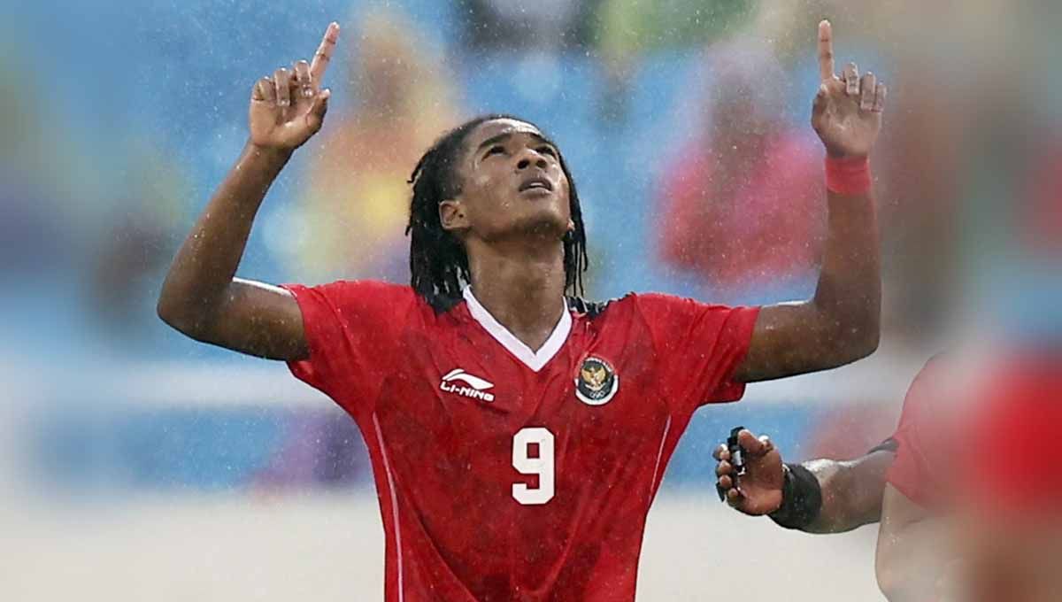 Selebrasi Ronaldo Kwateh usai mencetak gol pertamanya antara Timnas Indonesia vs Malaysia di Stadion Viet Tri, Vietnam 2022. Foto: REUTERS/Chalinee Thirasupa Copyright: © REUTERS/Chalinee Thirasupa