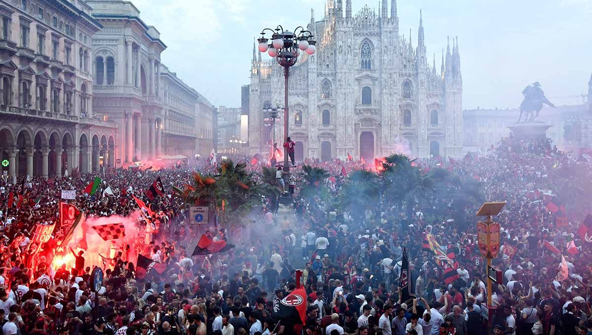 Fans AC Milan merayakan setelah timnya menjuarai Liga Italia 2021/2022. Foto: REUTERS/Flavio Lo Scalzo Copyright: © REUTERS/Flavio Lo Scalzo
