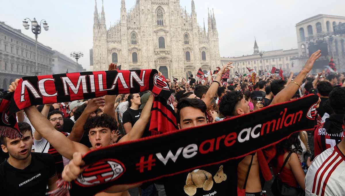 Fans AC Milan merayakan setelah timnya menjuarai Liga Italia 2021/2022. Foto: REUTERS/Flavio Lo Scalzo Copyright: © REUTERS/Flavio Lo Scalzo