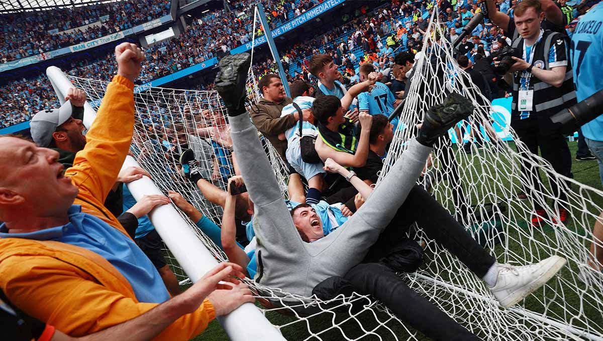 Fans Manchester City merayakan di lapangan setelah timnya menjuarai Liga Inggris 2021/2022. Foto: REUTERS/Hannah Mckay Copyright: © REUTERS/Hannah Mckay