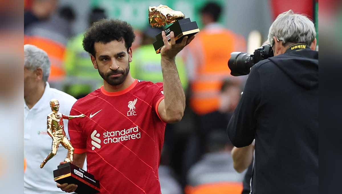 Pemain Liverpool Mohamed Salah memegang trofi Playmaker dan Golden Boot. Foto: REUTERS/Phil Noble Copyright: © REUTERS/Phil Noble