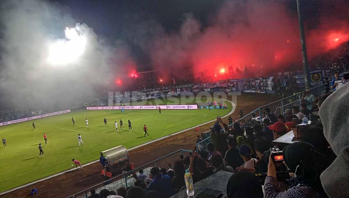 Arema FC kembali merugi akibat aksi penyalaan flare pada leg kedua semifinal Piala Presiden menjamu PSIS Semarang, Senin (11/07/22). Copyright: © Ian Setiawan/Indosport.com