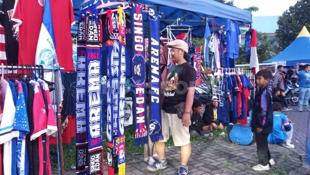 Laga Arema FC vs PSIS Semarang, pedagang kaki lima ikut mendapat berkah. Foto: Ian Setiawan/Soicaumienbac.cc Copyright: © Ian Setiawan/Soicaumienbac.cc