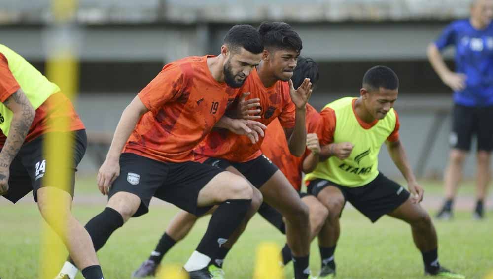 Borneo FC jalani pemusatan latihan di Yogyakarta tanpa dua pemain andalan mereka, Stefano Lillipaly dan Terens Puhiri. Foto: ligaindonesiabaru. Copyright: © ligaindonesiabaru