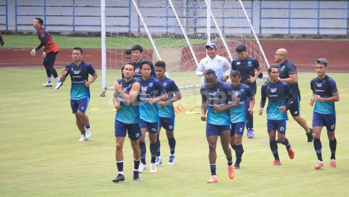 Persib Bandung tergabung segrup dengan Bhayangkara FC, Bali United, dan Persebaya Surabaya dalam turnamen pramusim 2022. Foto: Arif Rahman/Indosport.com. Copyright: © Arif Rahman/Indosport.com