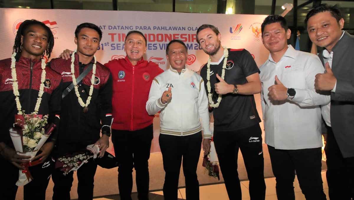 Menpora, ketum PSSI dan Ketua NOC bersama Timnas U-23. Foto: Kemenpora Copyright: © Kemenpora