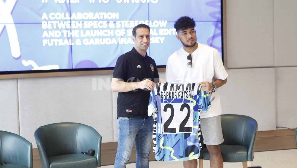 Pelatih Timnas Futsal Indonesia, Mohammad Hashemzadeh dan pemain Timnas Futsal, Evan Soumilena pada acara pressconference From The Streets di Jakarta, Selasa (24/05/22). Foto: Herry Ibrahim/INDOSPORT Copyright: © Herry Ibrahim/INDOSPORT