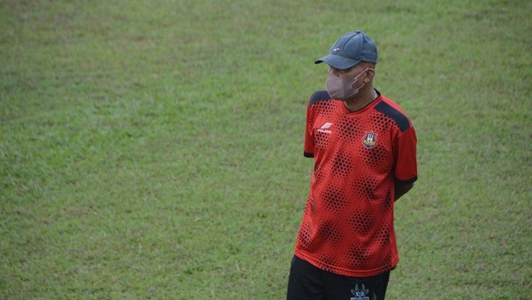 Pelatih Sada Sumut FC, Suharto AD. Copyright: © Aldi Aulia Anwar/INDOSPORT