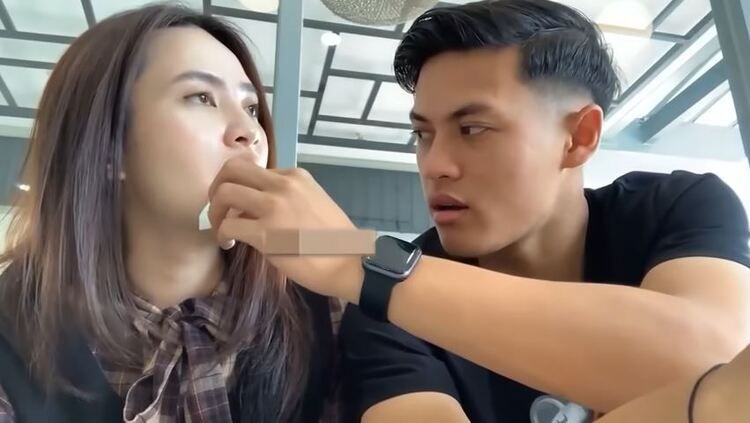 Alfeandra Dewangga dan kekasihnya, Vivi Novika, mantan pro player RRQ Copyright: © Youtube Vivi Novika