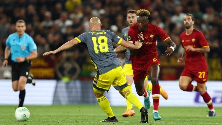 Tammy Abraham dijegal lawan di laga final UEFA Conference League AS Roma vs Feyenoord (26/05/22). (Foto: REUTERS/Marko Djurica) Copyright: © REUTERS/Marko Djurica