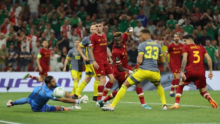 Rui Patricio melakukan penyelamatan gemilang di laga final UEFA Conference League AS Roma vs Feyenoord (26/05/22). (Foto: REUTERS/Marko Djurica) Copyright: © REUTERS/Marko Djurica