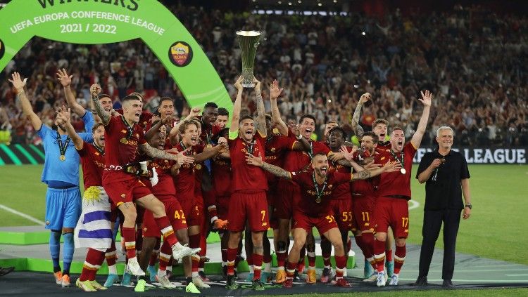 Jose Mourinho dan para penggawa AS Roma merayakan gelar UEFA Conference League (26/05/22). (Foto: REUTERS/Marko Djurica) Copyright: © REUTERS/Marko Djurica