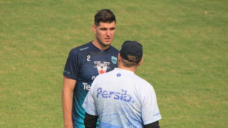 Bek Persib Bandung, Nick Kuipers berbincang dengan pelatih, Robert Rene Alberts, saat berlatih di Stadion Persib, Jalan Ahmad Yani, Kota Bandung. (Arif Rahman/INDOSPORT) Copyright: © Arif Rahman/INDOSPORT