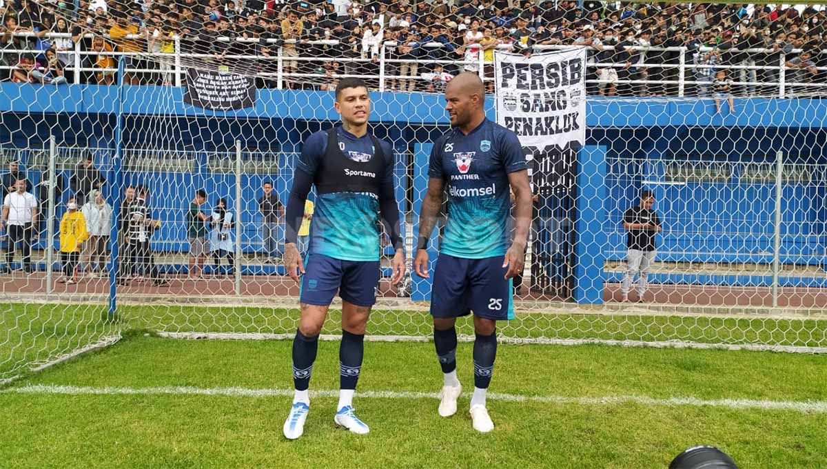 Dua pemain Persib Bandung, Ciro Alves dan David da Silva setelah berlatih di Stadion Persib, Jalan Ahmad Yani, Kota Bandung, Kamis (26/05/22). Foto: Arif Rahman/Indosport.com Copyright: © Arif Rahman/Indosport.com