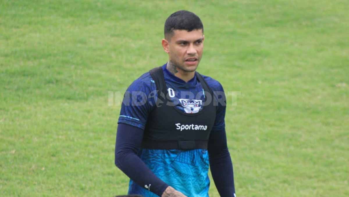 Pemain Persib, Ciro Alves saat sesi latihan di Stadion Persib, Jalan Ahmad Yani, Kota Bandung, Kamis (26/05/22). Foto: Arif Rahman/Indosport.com Copyright: © Arif Rahman/Indosport.com