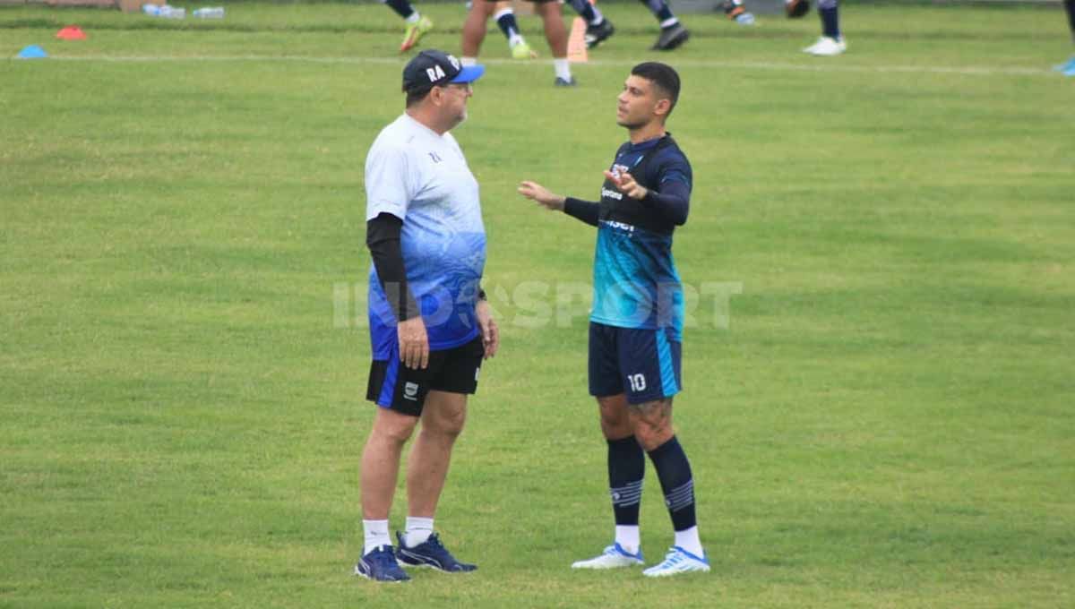 Pelatih Persib, Robert Rene Alberts, berbincang Ciro Alves saat sesi latihan di Stadion Persib, Jalan Ahmad Yani, Kota Bandung, Kamis (26/05/22). Foto: Arif Rahman/Indosport.com Copyright: © Arif Rahman/Indosport.com