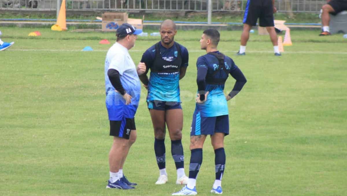 Pelatih Persib, Robert Rene Alberts, berbincang dengan dua pemainnya David da Silva dan Ciro Alves saat sesi latihan di Stadion Persib, Jalan Ahmad Yani, Kota Bandung, Kamis (26/05/22). Foto: Arif Rahman/Indosport.com Copyright: © Arif Rahman/Indosport.com