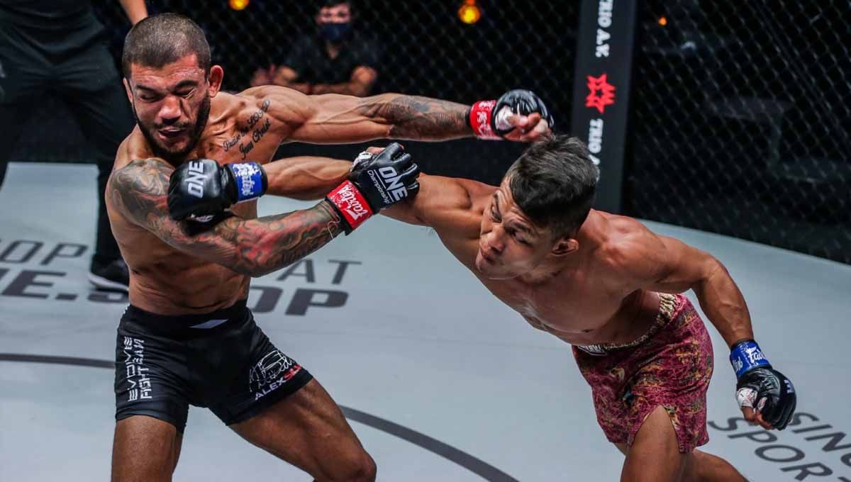 Adrian Mattheis mendaratkan pukulan keras terhadap Alex Silva lima detik sejak ronde kedua berjalan dalam laga MMA di ONE: LIGHTS OUT pada, Jumat (11/03/22). Foto: ONE Championship Copyright: © ONE Championship