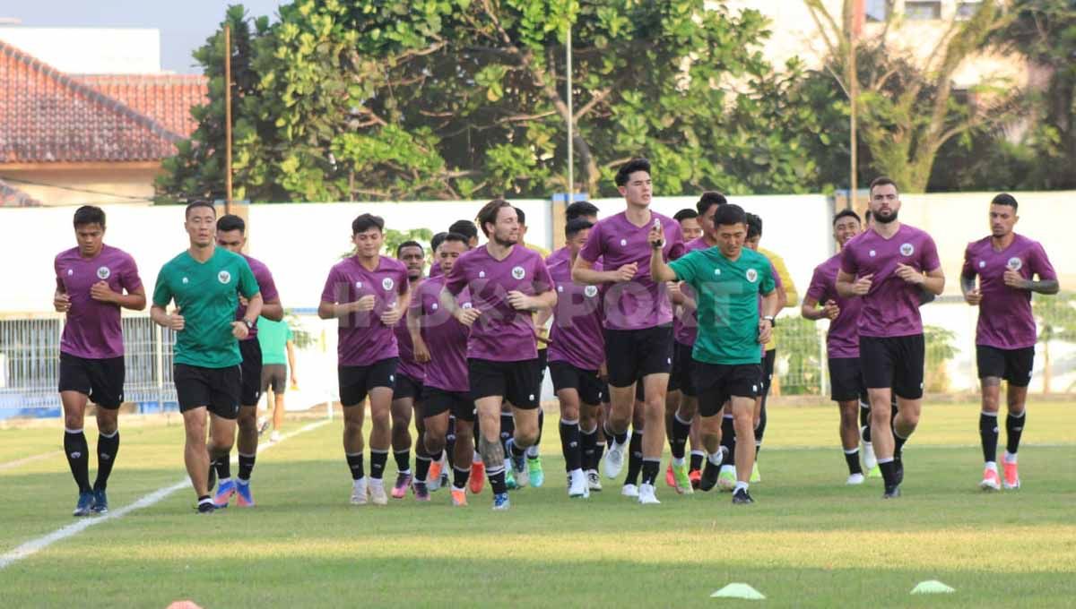 Latihan Timnas Indonesia di Stadion Persib. Foto: Arif Rahman/Indosport.com Copyright: © Arif Rahman/Indosport.com