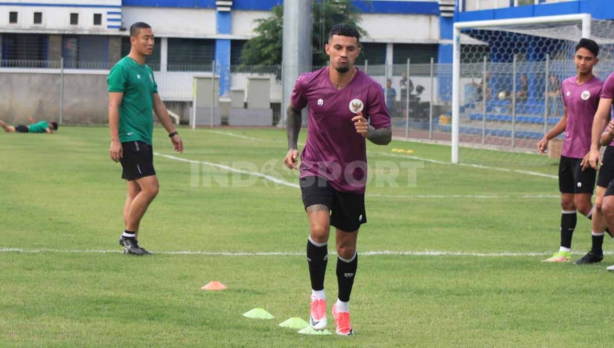 Stefano Lilipaly saat mengikuti latihan Timnas Indonesia jelang menghadapi Bangladesh di Stadion Persib. Foto: Arif Rahman/Indosport.com Copyright: © Arif Rahman/Indosport.com