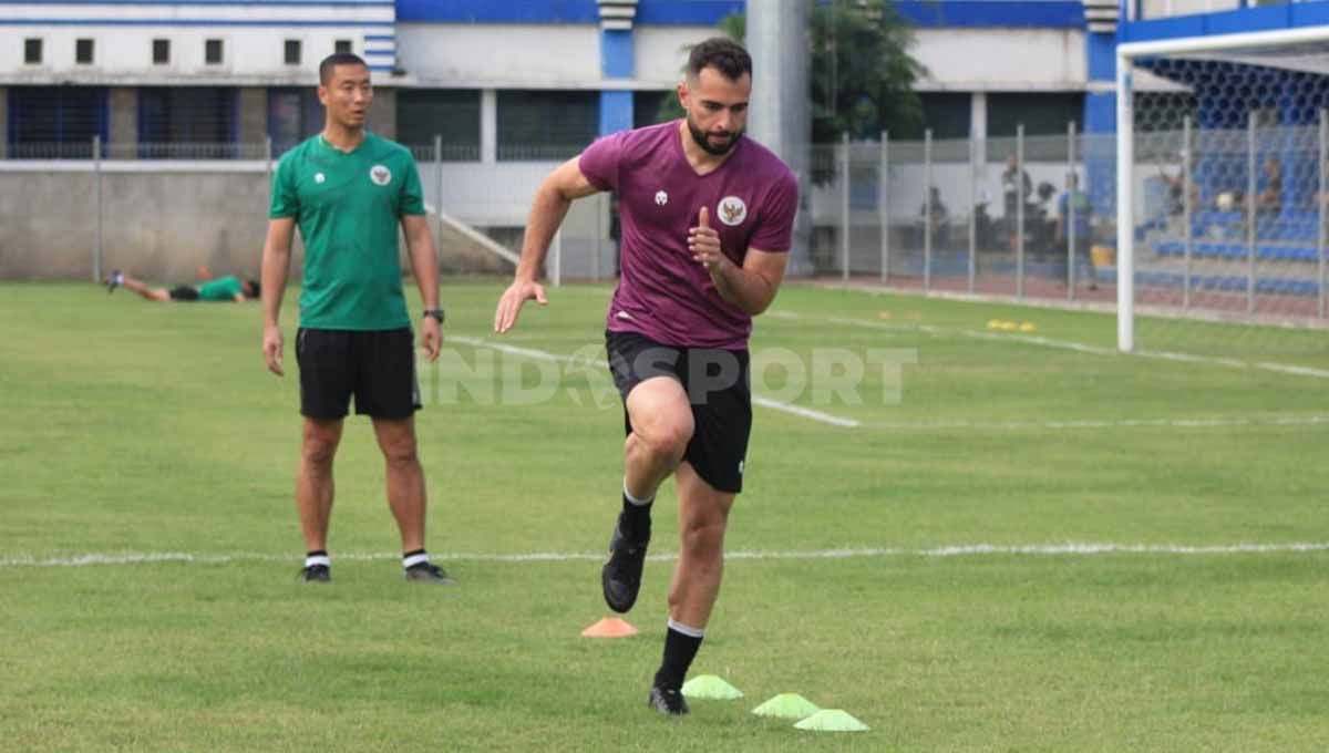 Salah satu calon pemain naturalisasi, Jordi Amat saat ikut latihan bersama Timnas Indonesia, beberapa waktu lalu. Copyright: © Arif Rahman/Soicaumienbac.cc