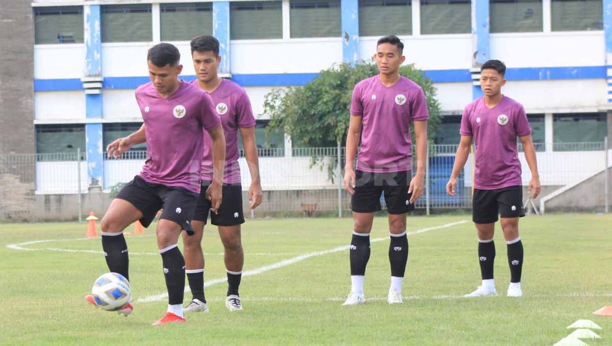 Latihan Timnas Indonesia di Stadion Persib, Jalan Ahmad Yani, Kota Bandung. Foto: Arif Rahman/Indosport.com Copyright: © Arif Rahman/Indosport.com