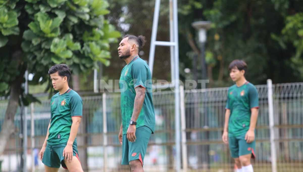 Persita Tangerang baru saja mendatangkan satu pemain baru jelang putaran kedua Liga 1 2022 yang berposisi sebagai bek tengah yakni Fandry Imbiri. Copyright: © Ian Setiawan/Indosport.com