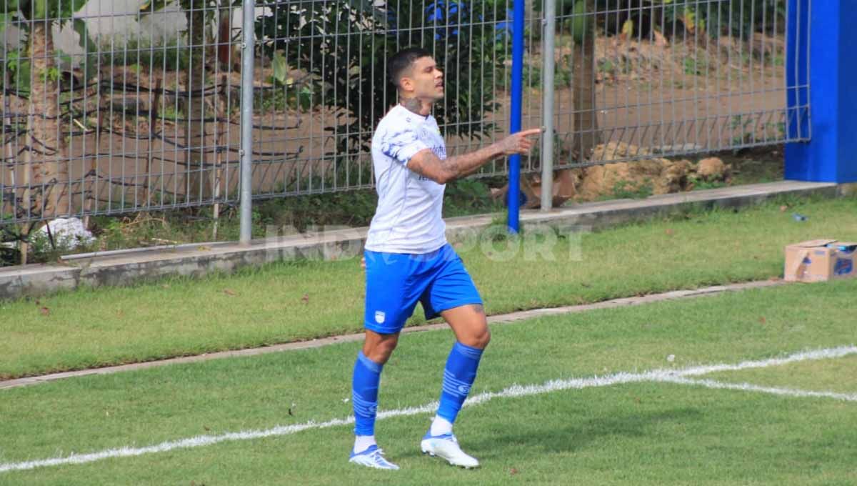 Pemain Persib, Ciro Alves, saat game internal di Stadion Persib, Jalan Ahmad Yani, Kota Bandung, Sabtu (27/05/22). Foto: Arif Rahman/Indosport.com Copyright: © Arif Rahman/Indosport.com