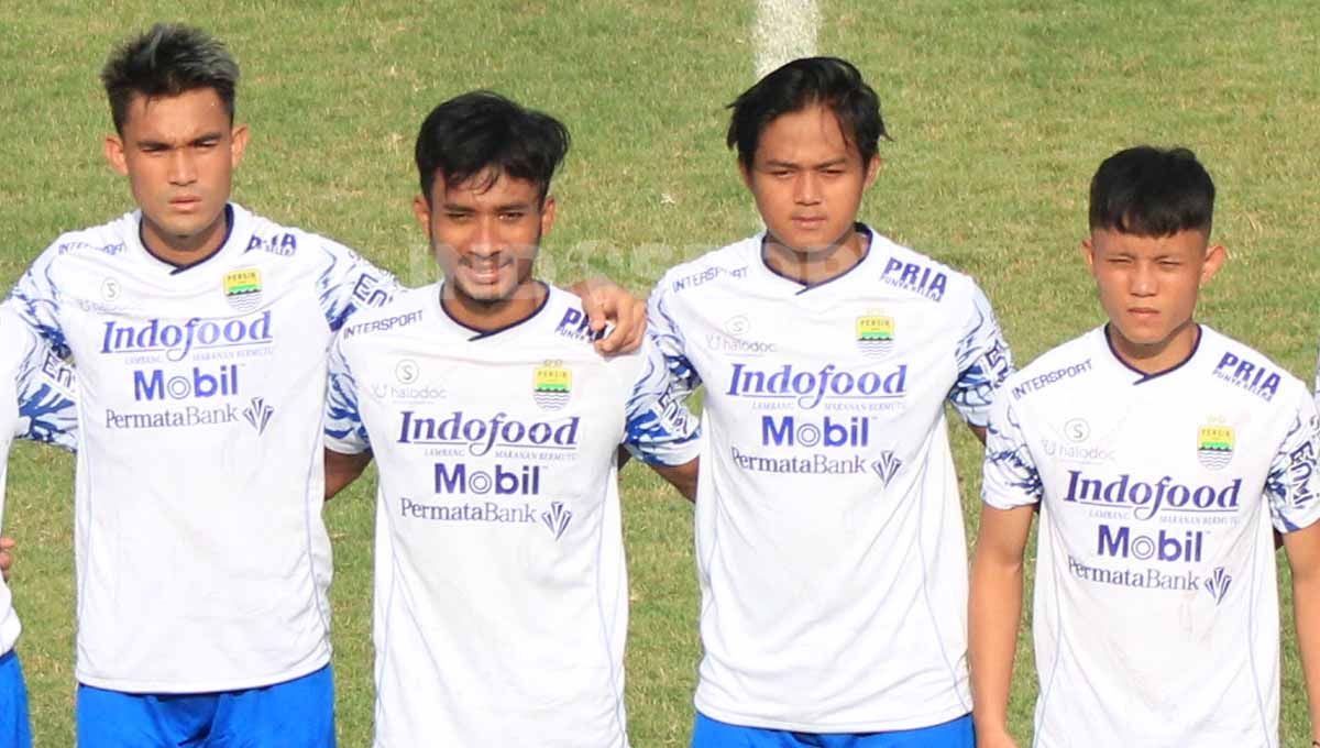 Zalnando, Robi Darwis (Diklat Persib), Ridwan Ansori (Diklat Persib) dan Arsan Makarin Al Haq berfoto bersama sebelum game internal Persib di Stadion Persib, Jalan Ahmad Yani, Kota Bandung, Sabtu (28/05/22). Copyright: © Arif Rahman/Indosport.com