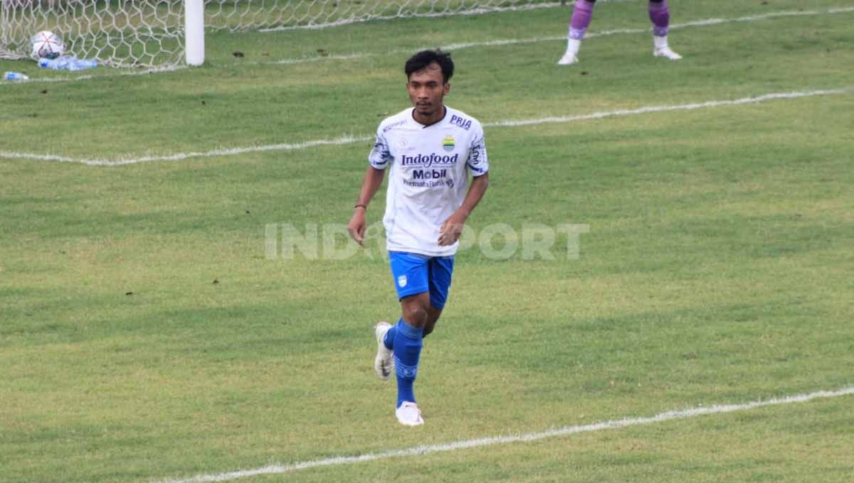 Pemain Diklat Persib, Robi Darwis saat game internal bersama Persib di Stadion Persib, Jalan Ahmad Yani, Kota Bandung, Sabtu (28/05/22). Foto: Arif Rahman/Indosport.com Copyright: © Arif Rahman/Indosport.com