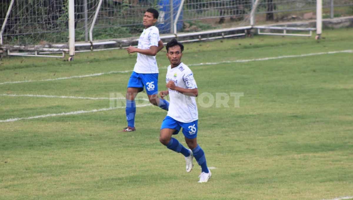 Pemain Diklat Persib, Robi Darwis saat game internal bersama Persib di Stadion Persib, Jalan Ahmad Yani, Kota Bandung, Sabtu (28/05/22). Foto: Arif Rahman/Indosport.com Copyright: © Arif Rahman/Indosport.com