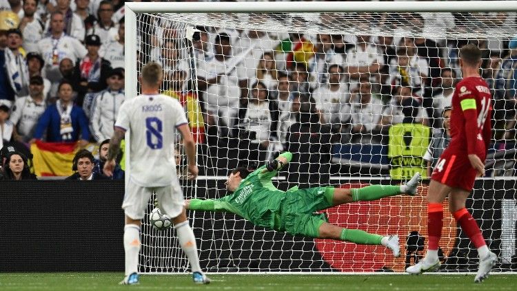 Thibaut Courtois pantas menyabet gelar Man of the Match di final Liga Champions 2021/22 Liverpool vs Real Madrid, Minggu (29/05/22). Copyright: © REUTERS/Dylan Martinez