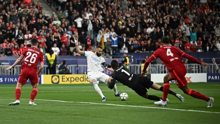 Gol Karim Benzema di laga Liverpool vs Real Madrid yang dianulir wasit (29/05/22). (Foto: REUTERS/Dylan Martinez) Copyright: © REUTERS/Dylan Martinez