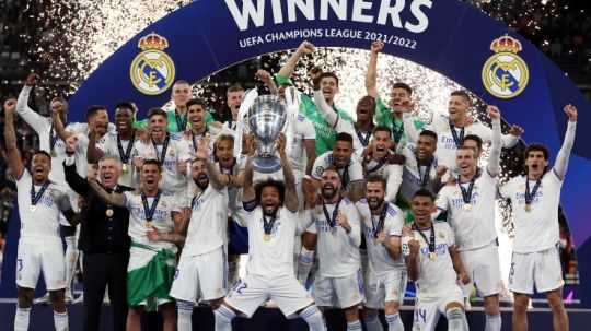 Selebrasi para pemain Real Madrid saat mengangkat gelar Liga Champions 2021/22. REUTERS/Lee Smith)(Foto: Copyright: © REUTERS/Lee Smith