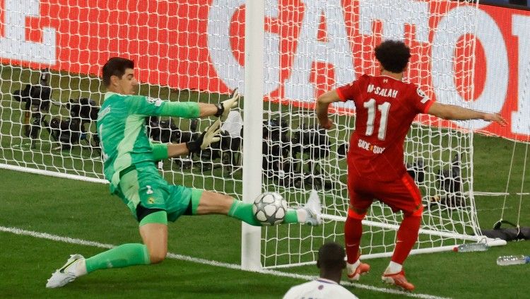 Penyelamatan gemilang Thibaut Courtois di final Liga Champions Liverpool vs Real Madrid (29/05/22). (Foto: REUTERS/Gonzalo Fuentes) Copyright: © REUTERS/Gonzalo Fuentes