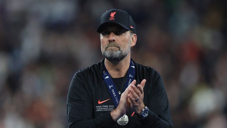 Jurgen Klopp dikabarkan memanggil setidaknya satu lusin pemain muda Liverpool ke latihan tim utama jelang agenda pramusim mereka. Foto: REUTERS/Lee Smith. Copyright: © REUTERS/Lee Smith