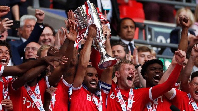 Kapten Nottingham Forest, Lewis Grabban, mengangkat trofi usai timnya mengalahkan Huddersfield Town (29/05/22). (Foto: Reuters/Andrew Boyers) Copyright: © Reuters/Andrew Boyers