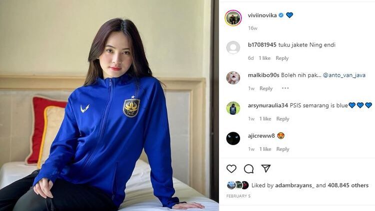 Tunangan cantik pesepak bola Alfeandra Dewangga, Vivi Novika, tampak memamerkan cincin tunangannya saat menonton pertandingan sang calon suami. Copyright: © Instagram @viviinovika