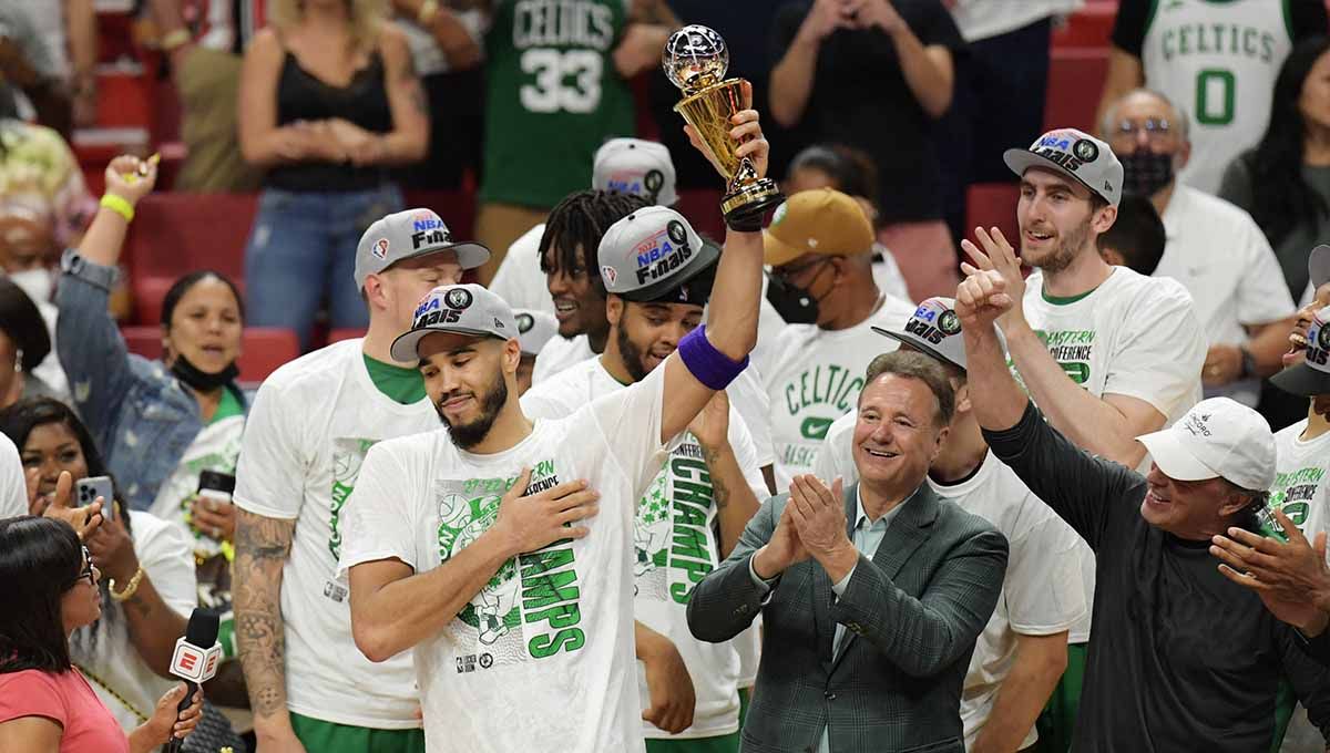 Reaksi pebasket Boston Celtics Jayson Tatum setelah memenangkan trofi MVP Larry Bird Eastern Conference pada  final konferensi timur 2022 di FTX Arena. Foto: REUTERS/Jim Rassol Copyright: © REUTERS/Jim Rassol