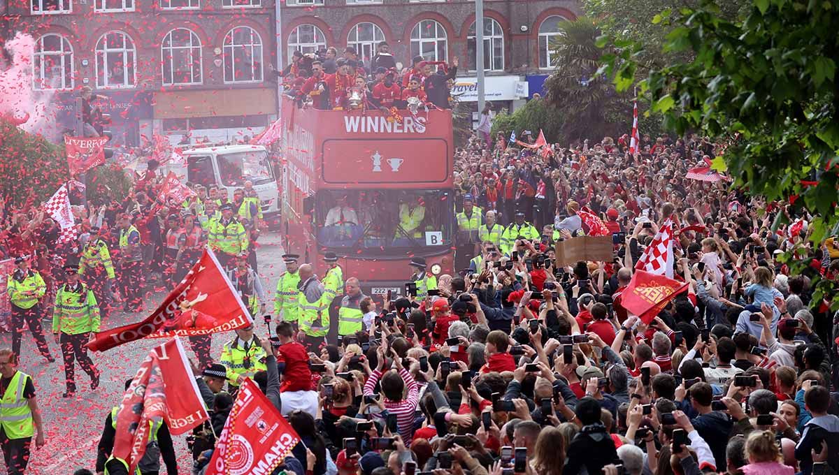 Pemandangan tim Liverpool saat parade. Foto: REUTERS/Phil Noble. Copyright: © REUTERS/Phil Noble