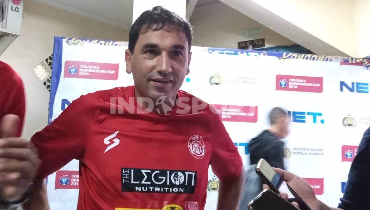 Pelatih Arema FC, Eduardo Almeida. Foto: Ian Setiawan/Indosport.com. Copyright: © Ian Setiawan/Indosport.com