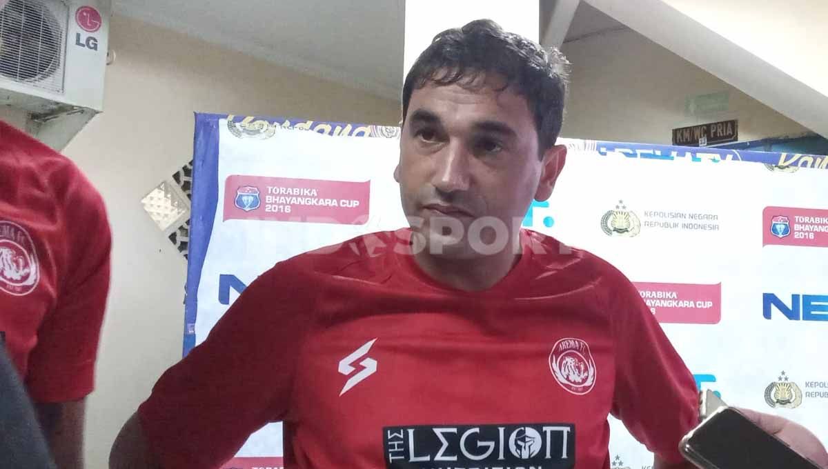 Nama pelatih Arema FC yakni Eduardo Almeida tengah naik daun lantaran dirinya didesak untuk copot jabatan oleh fans Singo Edan, Aremania. Foto: Ian Setiawan/Indosport.com Copyright: © Ian Setiawan/Indosport.com