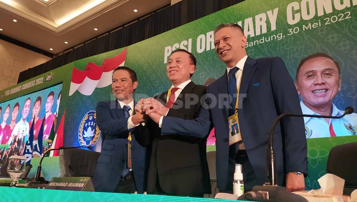 Ketua Umum PSSI, Mochamad Iriawan berfoto bersama delegasi dari induk sepak bola dunia FIFA, AFC dan AFF saat Kongres Biasa PSSI 2022 di The Trans Luxury Hotel, Kota Bandung, Senin (30/05/22). Foto: Arif Rahman/Indosport.com Copyright: © Arif Rahman/Indosport.com