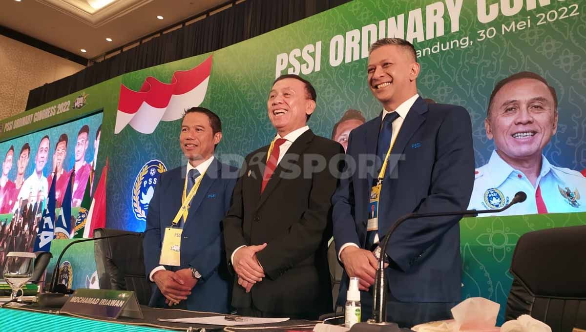 Ketua Umum PSSI, Mochamad Iriawan berfoto bersama delegasi dari induk sepak bola dunia FIFA, AFC dan AFF saat Kongres Biasa PSSI 2022 di The Trans Luxury Hotel, Kota Bandung, Senin (30/05/22). Foto: Arif Rahman/Soicaumienbac.cc Copyright: © Arif Rahman/Soicaumienbac.cc