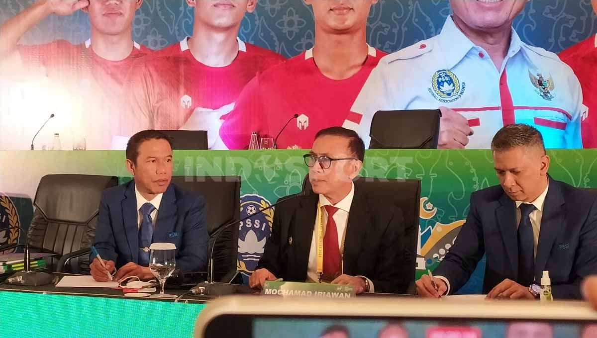 Ketua Umum PSSI, Mochamad Iriawan, berfoto bersama delegasi dari induk sepak bola dunia FIFA, AFC dan AFF saat Kongres Biasa PSSI 2022 di The Trans Luxury Hotel, Kota Bandung, Senin (30/05/22). Foto: Arif Rahman/Indosport.com Copyright: © Arif Rahman/Indosport.com