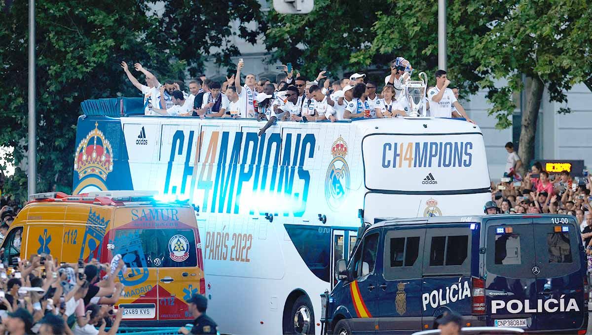 Real Madrid merayakannya di bus atap terbuka dengan trofi Liga Champions dalam parade kemenangan. Foto: REUTERS /Marcelo Del Pozo Copyright: © REUTERS /Marcelo Del Pozo