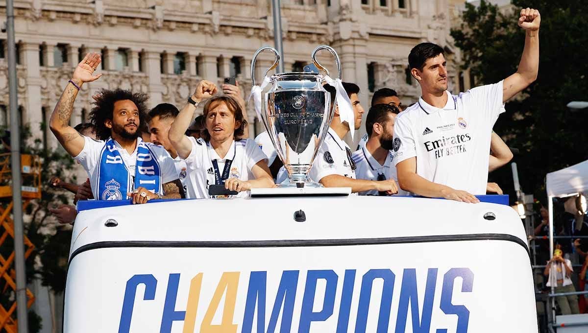 Para pemain Real Madrid Thibaut Courtois, Luka Modric dan Marcelo merayakan di bus atap terbuka dengan trofi Liga Champions dalam parade kemenangan. Foto: REUTERS/Marcelo Del Pozo Copyright: © REUTERS/Marcelo Del Pozo