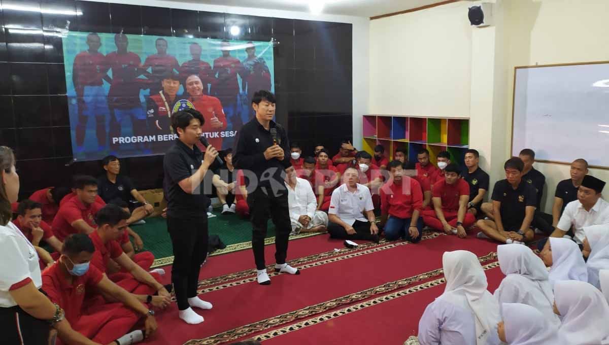 Pelatih Timnas Indonesia, Shin Tae-yong saat mengunjungi Pondok Pesantren Daar At Taubah, Jalan Kebon Tangkil, Kecamatan Andir, Kota Bandung, Selasa (31/05/22). Foto: Arif Rahman/Soicaumienbac.cc Copyright: © Arif Rahman/Soicaumienbac.cc